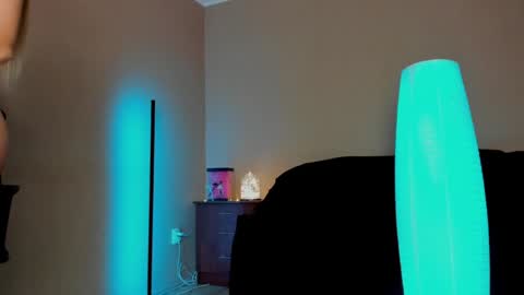 Snapshot of sweet_lil_thing chatting on 11/20/25, 06:24 Jen online show from 11/20/25, 06:24