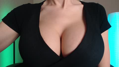 Snapshot of sweet_lil_thing chatting on 12/04/25, 07:06 Jen online show from 12/04/25, 07:06