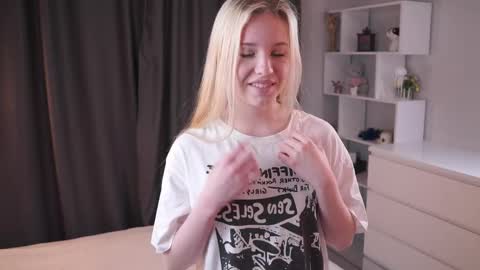 Snapshot of sweet_lily_1 chatting on 04/27/26, 07:12 Lily online show from 04/27/26, 07:12