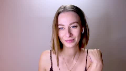 Mia online show from 03/08/25, 03:45