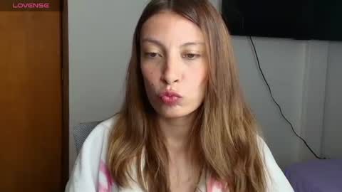 Snapshot of sweet_moon_v_ chatting on 06/16/26, 02:03 sweet_moon_v_ online show from 06/16/26, 02:03