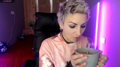 sweet_n_strong online show from 11/19/25, 08:14