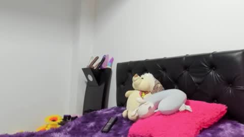 Nhaomy online show from 11/25/25, 09:59