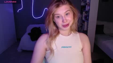 Snapshot of sweet_nicole_333 chatting on 06/05/26, 10:21 sweet_nicole_333 online show from 06/05/26, 10:21