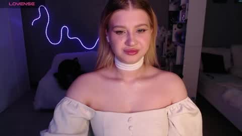 Snapshot of sweet_nicole_333 chatting on 06/13/26, 09:18 sweet_nicole_333 online show from 06/13/26, 09:18