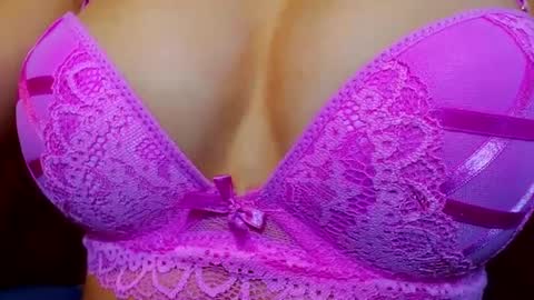 Snapshot of sweetahkiss chatting on 02/15/25, 01:42 SweetKiss online show from 02/15/25, 01:42