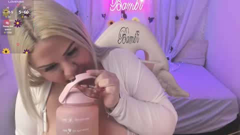 Snapshot of sweetbambi19 chatting on 09/22/25, 05:20 Andrea  online show from 09/22/25, 05:20