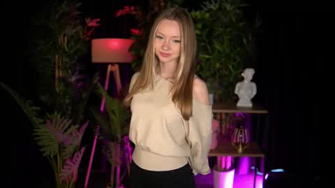 Snapshot of sweetdaisy_me chatting on 02/15/26, 08:35 Lina online show from 02/15/26, 08:35