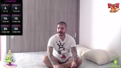 Snapshot of sweetdesires_ chatting on 12/21/25, 01:51 online show from 12/21/25, 01:51