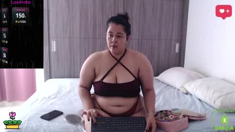 Snapshot of sweetdesires_ chatting on 04/08/26, 02:28 online show from 04/08/26, 02:28