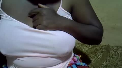 Snapshot of sweetdivah2 chatting on 02/06/26, 06:44 divinah online show from 02/06/26, 06:44