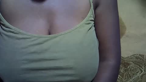 Snapshot of sweetdivah2 chatting on 02/21/26, 12:00 divinah online show from 02/21/26, 12:00