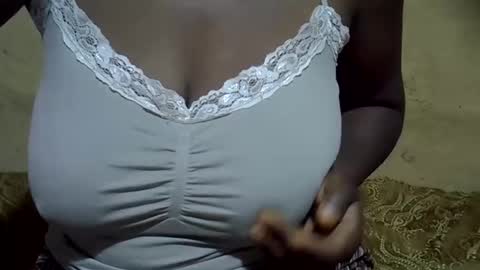 Snapshot of sweetdivah2 chatting on 02/23/26, 05:27 divinah online show from 02/23/26, 05:27