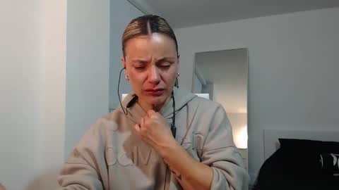 sweef online show from 12/18/25, 01:33