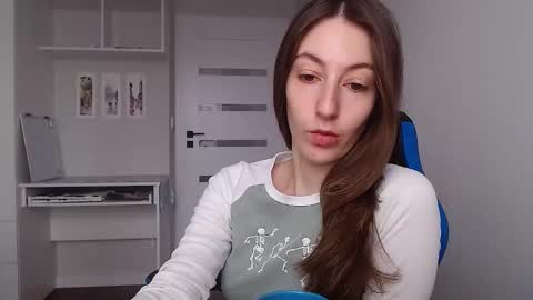 Snapshot of sweetheart_77 chatting on 11/21/25, 09:41 Emma online show from 11/21/25, 09:41