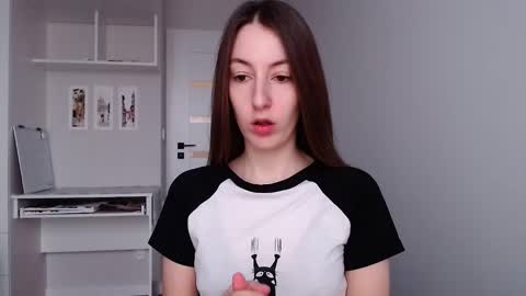 Snapshot of sweetheart_77 chatting on 11/26/25, 09:43 Emma online show from 11/26/25, 09:43