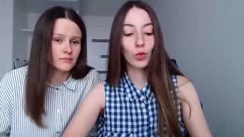 Snapshot of sweetheart_77 chatting on 11/29/25, 11:02 Emma online show from 11/29/25, 11:02