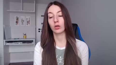 Snapshot of sweetheart_77 chatting on 02/05/26, 09:25 Emma online show from 02/05/26, 09:25