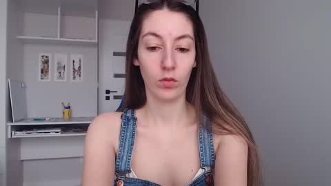 Snapshot of sweetheart_77 chatting on 02/09/26, 09:13 Emma online show from 02/09/26, 09:13