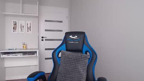 Snapshot of sweetheart_77 chatting on 02/17/26, 09:50 Emma online show from 02/17/26, 09:50