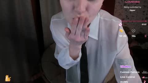 Snapshot of sweetheart_flower chatting on 01/19/25, 01:00 Kira online show from 01/19/25, 01:00