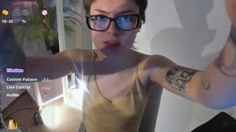 Snapshot of sweetheart_flower chatting on 02/14/25, 01:02 Kira online show from 02/14/25, 01:02