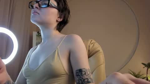 Snapshot of sweetheart_flower chatting on 02/21/25, 06:48 Kira online show from 02/21/25, 06:48
