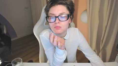 Snapshot of sweetheart_flower chatting on 02/23/25, 10:09 Kira online show from 02/23/25, 10:09