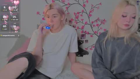 Snapshot of sweethearts_friends chatting on 03/10/26, 06:29 sweethearts_friends online show from 03/10/26, 06:29