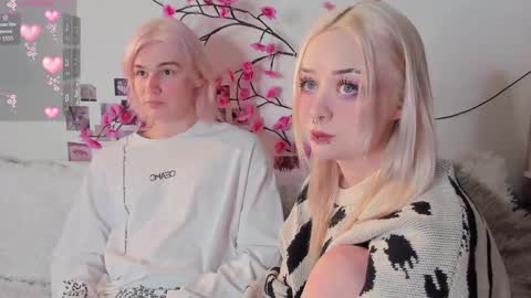 Snapshot of sweethearts_friends chatting on 04/01/26, 09:23 sweethearts_friends online show from 04/01/26, 09:23