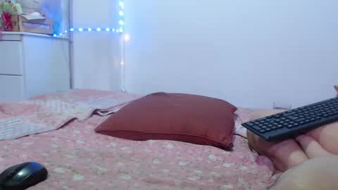 Snapshot of sweethoney22_ chatting on 10/04/25, 04:43 Sabrina y Eliot online show from 10/04/25, 04:43