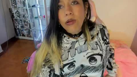 Snapshot of sweethotsin_sexy69 chatting on 11/21/25, 06:01 online show from 11/21/25, 06:01