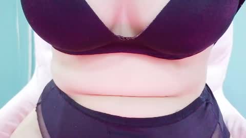 Snapshot of sweetie_bae99 chatting on 05/18/26, 04:35 sweetie_bae99 online show from 05/18/26, 04:35