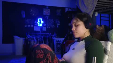 Snapshot of sweetieslikebutter chatting on 02/18/26, 06:31 Blu Sweets online show from 02/18/26, 06:31