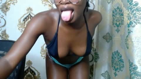 Snapshot of sweetjuicyclit chatting on 03/29/26, 09:59 zuri online show from 03/29/26, 09:59