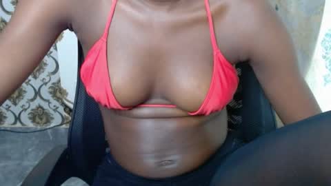 Snapshot of sweetjuicyclit chatting on 04/04/26, 12:35 zuri online show from 04/04/26, 12:35