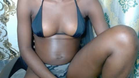 Snapshot of sweetjuicyclit chatting on 04/06/26, 12:52 zuri online show from 04/06/26, 12:52