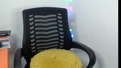 Snapshot of sweetjuicyclit chatting on 04/13/26, 10:59 zuri online show from 04/13/26, 10:59