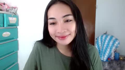 Snapshot of sweetlilly_18 chatting on 12/04/24, 02:42 Lilly online show from 12/04/24, 02:42