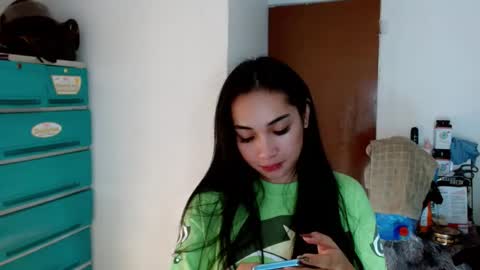 Snapshot of sweetlilly_18 chatting on 12/22/24, 11:31 Lilly online show from 12/22/24, 11:31