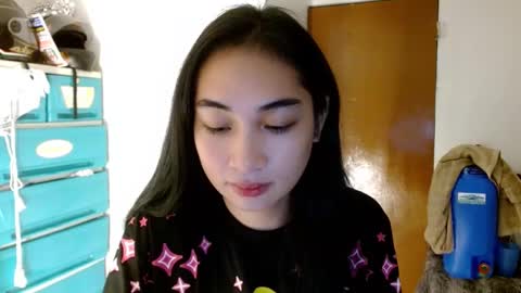 Snapshot of sweetlilly_18 chatting on 01/08/25, 05:59 Lilly online show from 01/08/25, 05:59