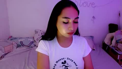 Snapshot of sweetlilly_18 chatting on 09/14/25, 04:33 Lilly online show from 09/14/25, 04:33