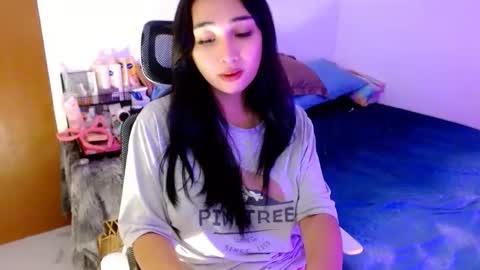 Snapshot of sweetlilly_18 chatting on 10/12/25, 02:21 Lilly online show from 10/12/25, 02:21