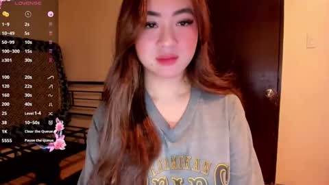 Snapshot of sweetlovepinay04 chatting on 05/25/26, 03:01 Zoe online show from 05/25/26, 03:01