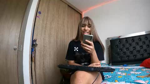 Snapshot of sweetmagic6 chatting on 11/30/25, 03:27 sweetmagic6 online show from 11/30/25, 03:27