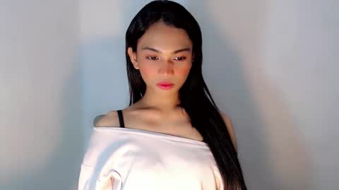 Snapshot of sweetmorena_xox chatting on 10/19/25, 12:50 Nia online show from 10/19/25, 12:50