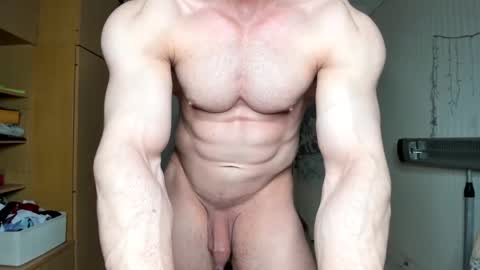 Snapshot of sweetmuscles_boy chatting on 02/19/25, 05:16 Lorenzo online show from 02/19/25, 05:16