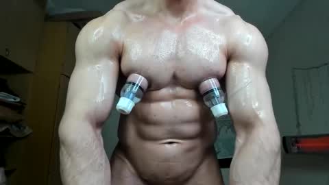 Snapshot of sweetmuscles_boy chatting on 10/22/25, 02:39 Lorenzo online show from 10/22/25, 02:39