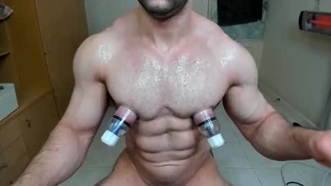 Snapshot of sweetmuscles_boy chatting on 10/27/25, 05:33 Lorenzo online show from 10/27/25, 05:33