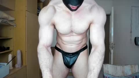 Snapshot of sweetmuscles_boy chatting on 07/17/26, 07:04 Lorenzo online show from 07/17/26, 07:04